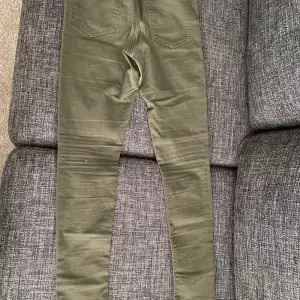 Olivgröna stretch jeans byxor, sitter jätte fint på från Bikbok i storleken xs. 