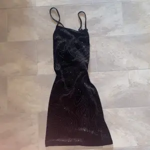 Glittrig klänning från hm i storlek XS säljer eftersom den inte kommer till användning, använd vid ett tillfälle på en nyårsfest.