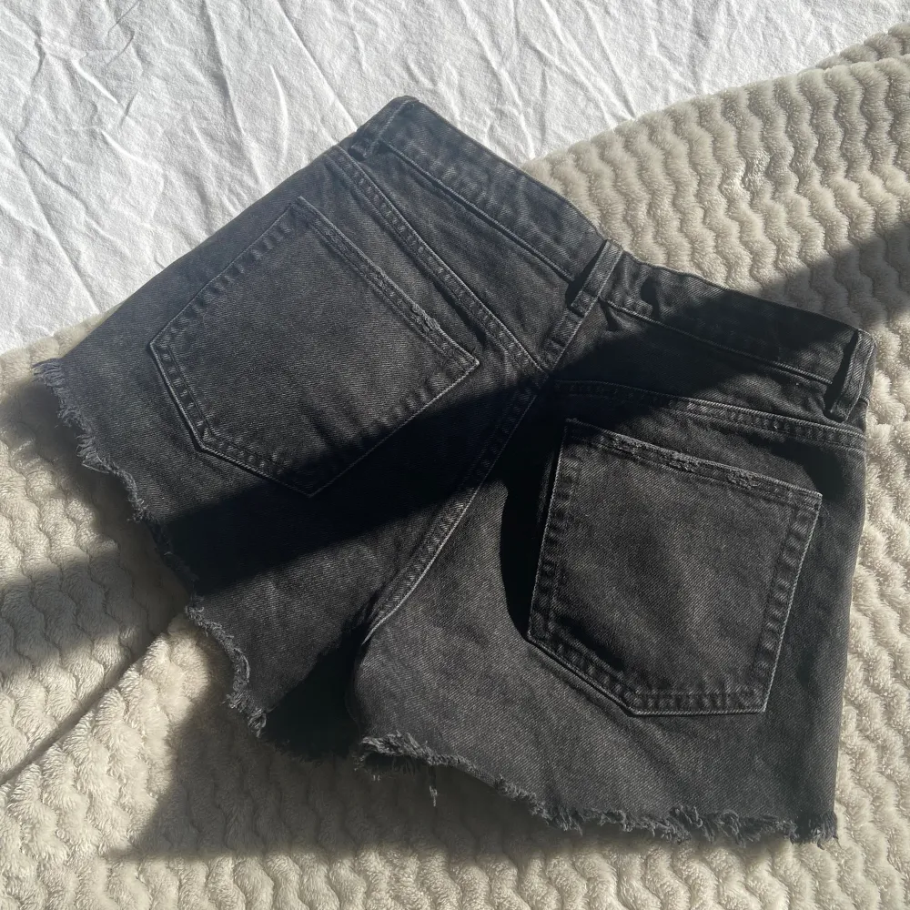 Jättefina jeansshorts från Zara i ny skick som jag köpte förra sommaren. De har tyvärr blivit försmå därav säljer jag. Jag skulle säga att de är midrise men de går även att sätta längre ner på höfterna. Pris går att diskutera. Midjemåttet är 34cm💕🥰. Shorts.