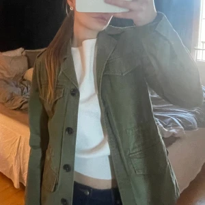 Sommar jacka  - Säljer denna sommar jacka, köpt secondhand, bra skick storlek 34/XS använd fåtal gånger. (Tar Swish) 