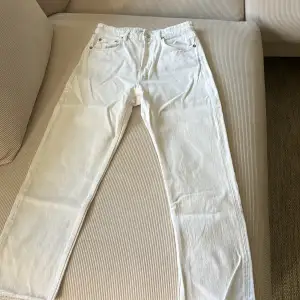 Ett par vita jeans från Zara i storlek 36. Passformen är lite mindre så jag skulle säga att de liknar mer en 34. Jeansen är knappt använd så de är i bra skick.