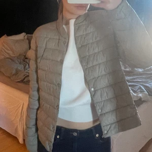 Jacka  - Säljer denna jacka som jag köpte här på Plick.  Storlek XS bra skick. (Tar Swich) 