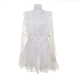 Säljer denna jättefina vita klänning från Shonajoy som är perfekt till sommaren eller studenten. Jag köpte den från Sellpy och den har inga defekter, prislapp sitter kvar. Köpte för 1200kr (pris kan diskuteras)