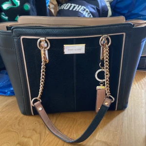 River island väska - Använd men i fint skick. Endast lite sliten upptill men det är det enda.