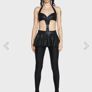 Helt ny klänning i stl XS från Dolls kill nypris 1000 kr. - Helt ny klänning i stl XS från Dolls kill. Den är väldigt kort med inbyggd shorts.