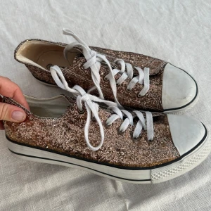 Glitter sneakers - Söker dessa superfina skorna. Ser ut som converse men inte från märket converse. Så snygga till fest.