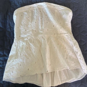 Ärmlös söt topp  - Ärmlös söt topp från Gina Tricot!   I fint använt skick🎈  Det är storlek 38 men jag skulle säga att den är som en S❤️