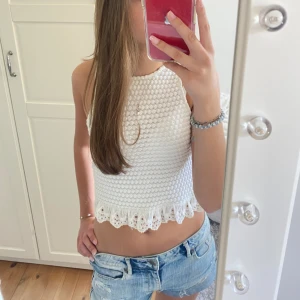 virkad sommar topp!! - så fin virkad sommar topp med volang ner till 🙌🏼🥰 super bra skick !! Skriv för fler frågor eller bilder ! 💞storlek S men passar även xs 