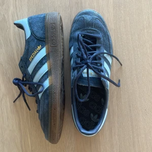 Adidas Spezial Shoes - Mörkblå + ljusblå adidas spezial. Andvända få antal gånger pga för stora. 