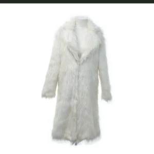 Jacka - Vit pälsrock/jacka  Pris diskuterbart. Köpt på Sellpy för 800kr, använts en gång efter köpet. Beskrivningen på Sellpy var ”Varan har använts flitigt och defekter förekommer (endast innerfodret)”. 