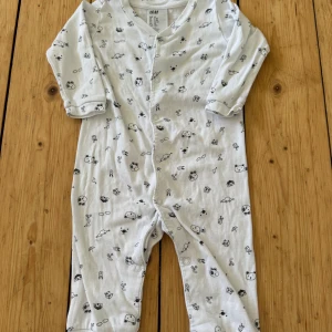 Pyjamas med knappar  - Pyjamas med knappar från H&M i fint skick.   Storlek: 62