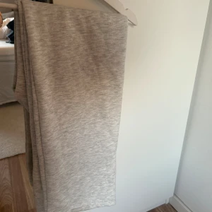 grå vid mjukis - gråa mjukis byxor med vida ben