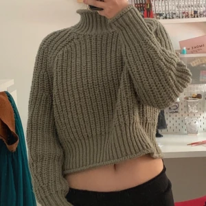 Ljusgrön stickad tröja från H&M  - Mysig ljusgrön stickad tröja från H&M. Säljer då den tyvärr inte kommer till användning❤️