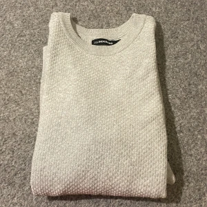 J.LINDERBERG tröja  - J.LINDERBERG tröja, en perfekt tröja inför sommaren. Skick 10/10 nästan sprillans ny. Storlek xs herr. Skriv vid några funderingar 😁👍