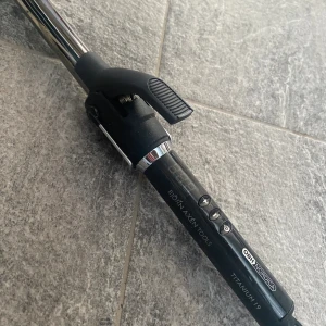 Björn Axén locktång - Jag säljer en locktog från Björnaxen. Säljer på grund av att den inte kommer till användning. Säljer för 200 kronor men kan absolut tänka mig att sänka priset. Skriv för frågor eller bilder. 💕