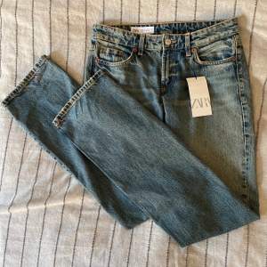 Helt nya lågmidjade jeans från Zara med prislappen kvar, köpta för 400kr. Pris kan diskuteras 💕  