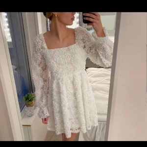 Studentklänning - Super fin student/avslutningsklänning från PIECES (köpt på Nelly för 799)  Endast testad, säljs då den var lite stor för mig🫶🏼 Väldigt fint skick, hör av er om ni behöver fler bilder 💓 Perfekt till skolavslutning, student, eller andra tillställningar💓