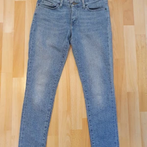 Jeans Levis och Lee - Lee och Levis jeans säljer då jag aldrig använder, endast använda några enstaka gånger. W28/L30. I mycket fint skick 300 kr per styck
