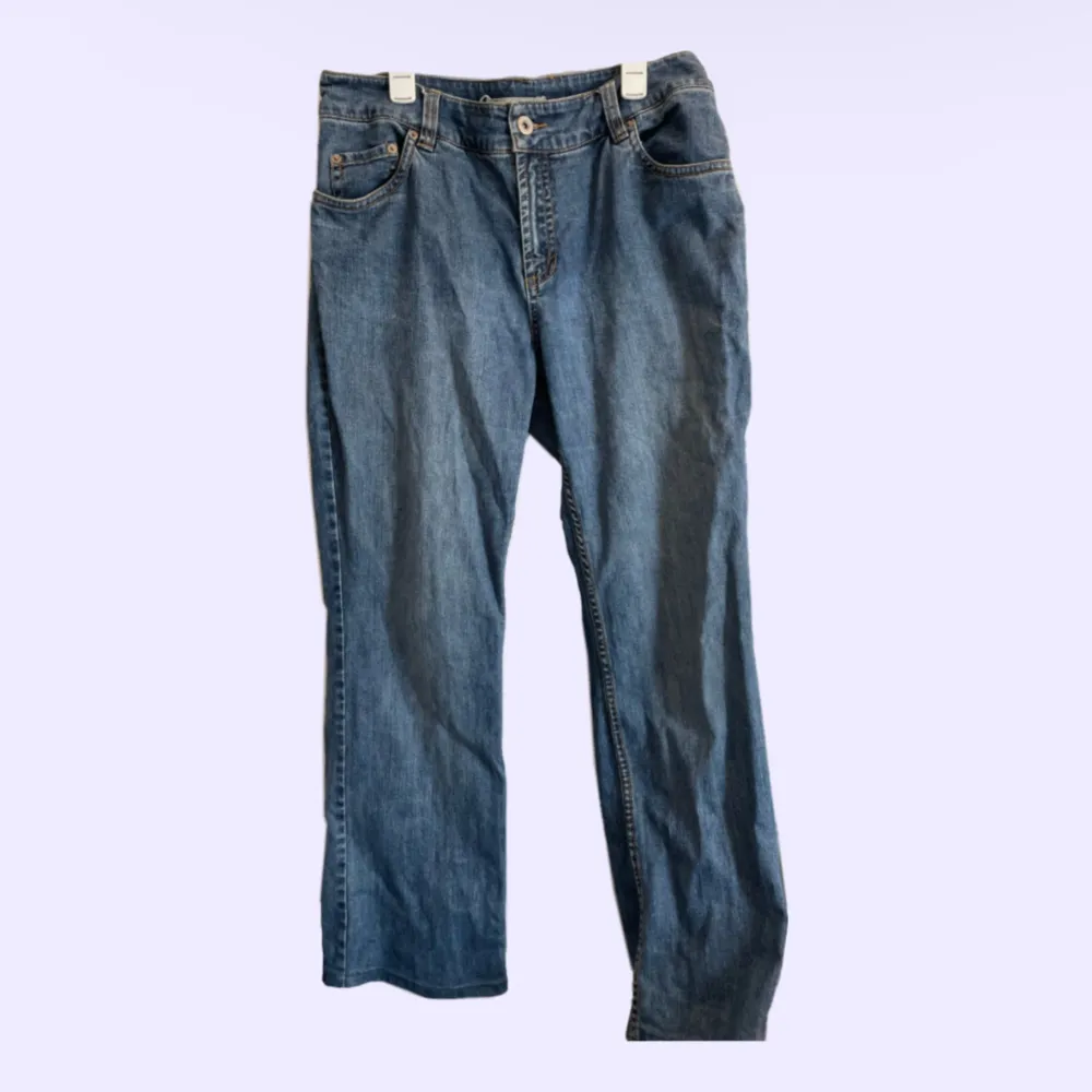 fina blåa jeans köpta secondhand. knappt använda! . Jeans & Byxor.