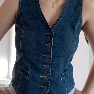 Jensväst✨ - En supersnygg väst i jeans! Använd endast en gång men köpt second hand! Står storlek 42 men sitter som en M och midjan är justerbar☺️