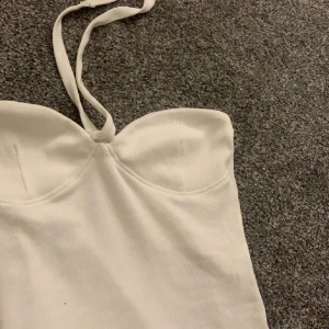 vit sommartopp - (LÅNADE BILDER) en vit sommartopp från gina tricot. köptes förra sommaren och fortfarande i nyskick. säljer eftersom jag rensar garderoben💓
