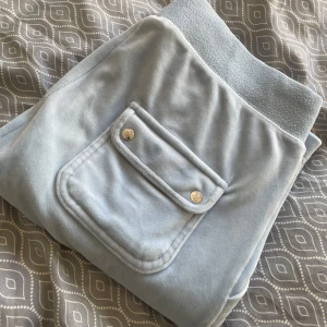 Juicy Couture - Jag säljer mina Juicy Couture byxor, då de ej används längre. De är i storlek M, i färgen Powder Blue. Metallen på snörena har lossnat men går att limma fast. 💓