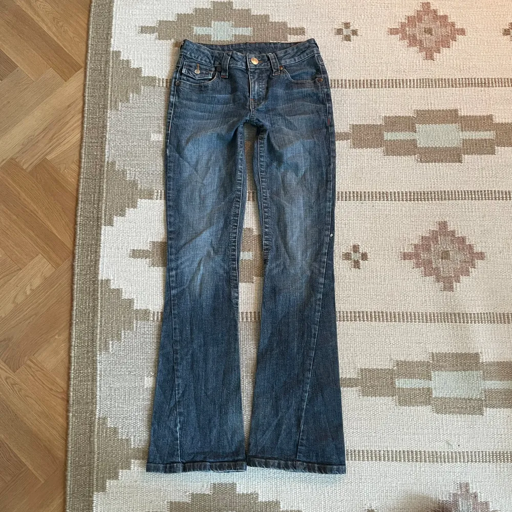 trendiga true religion jeans! bootcut och lågmidjade! . Jeans & Byxor.