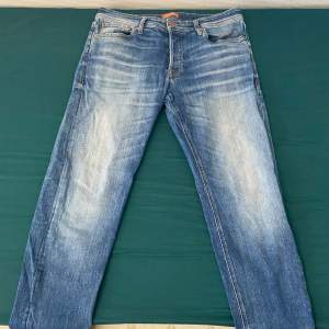 Ett par Blåa Washed Jeans från Jack & Jones W32 L32