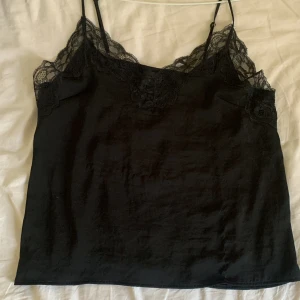 Spetts linne - Super fint linne med spetts, bra skick❤️