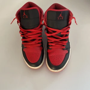 Höga sneakers  - Äkta  Air jordans fint skick. Står stl 41 men är som stl 40