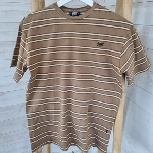 Randig t-shirt Sweet Sktbs - Randig t-shirt från Sweet Sktbs i fint skick. Lite tjockare tyg än vanligt.