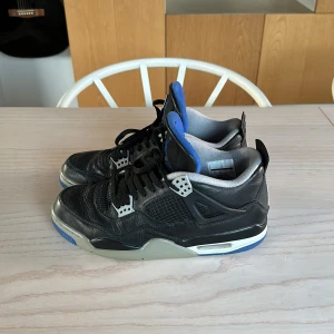 Jordan 4 Motorsport Alternate - Säljer mina Jordan 4or, dem är använda men men har fortfarande mycket kvar att ge. Skulle säga 8/10. Skulle kunna tänka mig att gå ned i pris vid snabb affär. Allt og följer med 