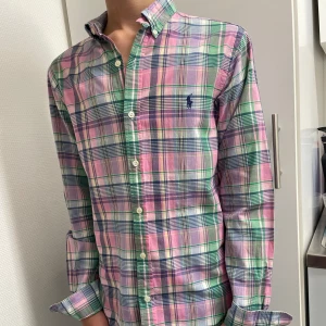 Ralph Lauren Skjorta  - Hej jag säljer denna snygga Ralph Lauren skjorta som är perfekt till sommaren. Den är i nyskick och modellen på bilden är 172 cm lång. Hör av dig för fler frågor eller funderingar👍😁
