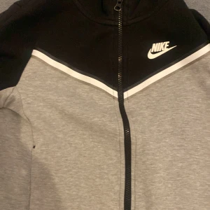 Nike tech fleece  - Använder den inte längre men den är i nyskick