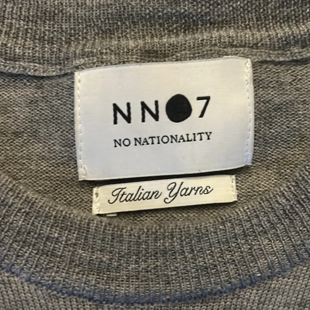 Tjena!! NN07 tröja passar S-M och har ett hål vänster arm men det är ytterst litet annars är varan i bra kvalitet.pris kan diskuteras.Hojta till om ni har några frågor!!  . Tröjor & Koftor.