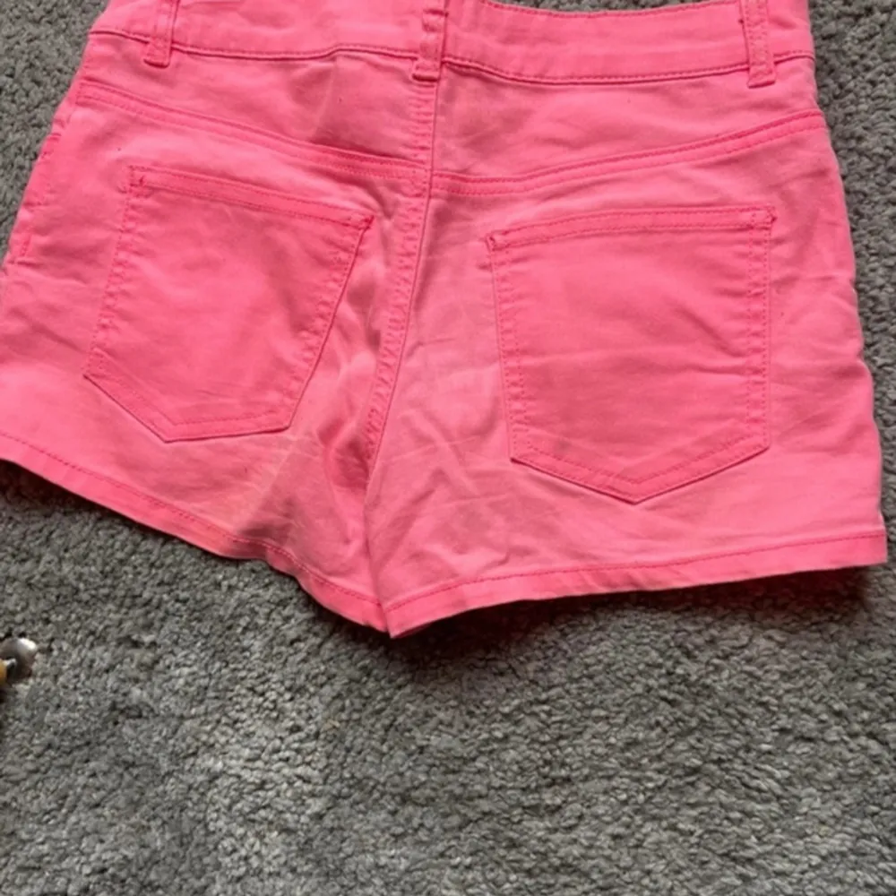 Säljer mina rosa fina shorts då jag inte längre gillar rosa🥰 Dom är från divided i fint skick  Stl 36 . Shorts.