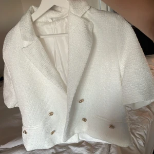 kofta - superfin kofta från zara i storlek L men eftersom den är från zara skulel jag säga storlek M