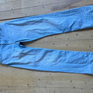 Gant jeans nyskick  - Fina gant jeans i nyskick. Stl 158/164 13-14 år. Ställbar resår på insidan i midjan.