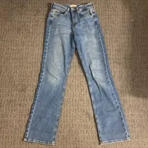Jeans som har liten utsvävning ner till, använd Max 3 gånger. Inga defekter! Säljer för jag inte får någon användning utav dem