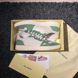 Axel Arigato skor  - Säljer ett par feta Arigatos som är knappt använda och är i väldigt bra skick! Nypris på dessa är 2500kr, mitt pris 1700kr. Låda, påse och klistermärken medföljer. Kvitto finns kvar om det skulle uppstå funderingar