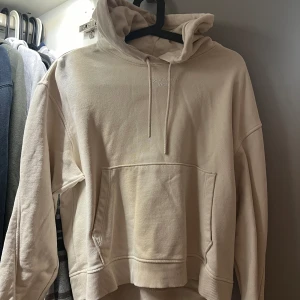 Calvin Klein hoodie - Kortare modell på Hoodie. Använd 1-2 gånger  Storlek L men mer som en M i passform