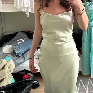 BALKLÄNNING  - Köptes från plick används av den personen 1 gång aldrig av mig.