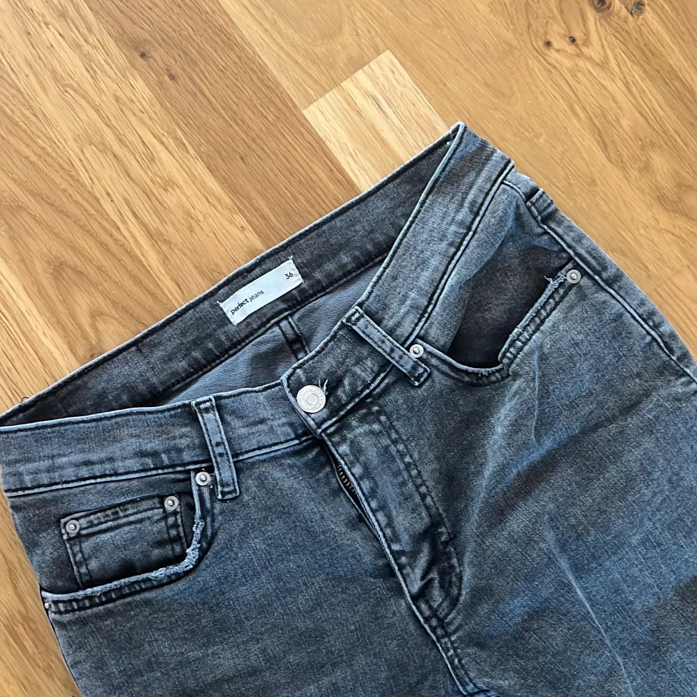 Helt oanvända bootcut jeans ifrån Gina. Low waist. Säljer eftersom dom inte passar . Jeans & Byxor.