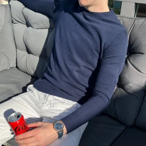 Merino/KashmirTröjor (Nya) - Tjena säljer helt nya tröjor i 70% Merinoull och 30% Kashmir från mitt klädföretag. Tröjorna finns i färgerna på bild två och i storlekarna S,M,L Skriv gärna om du har några fler frågor eller vill ha fler bilder!