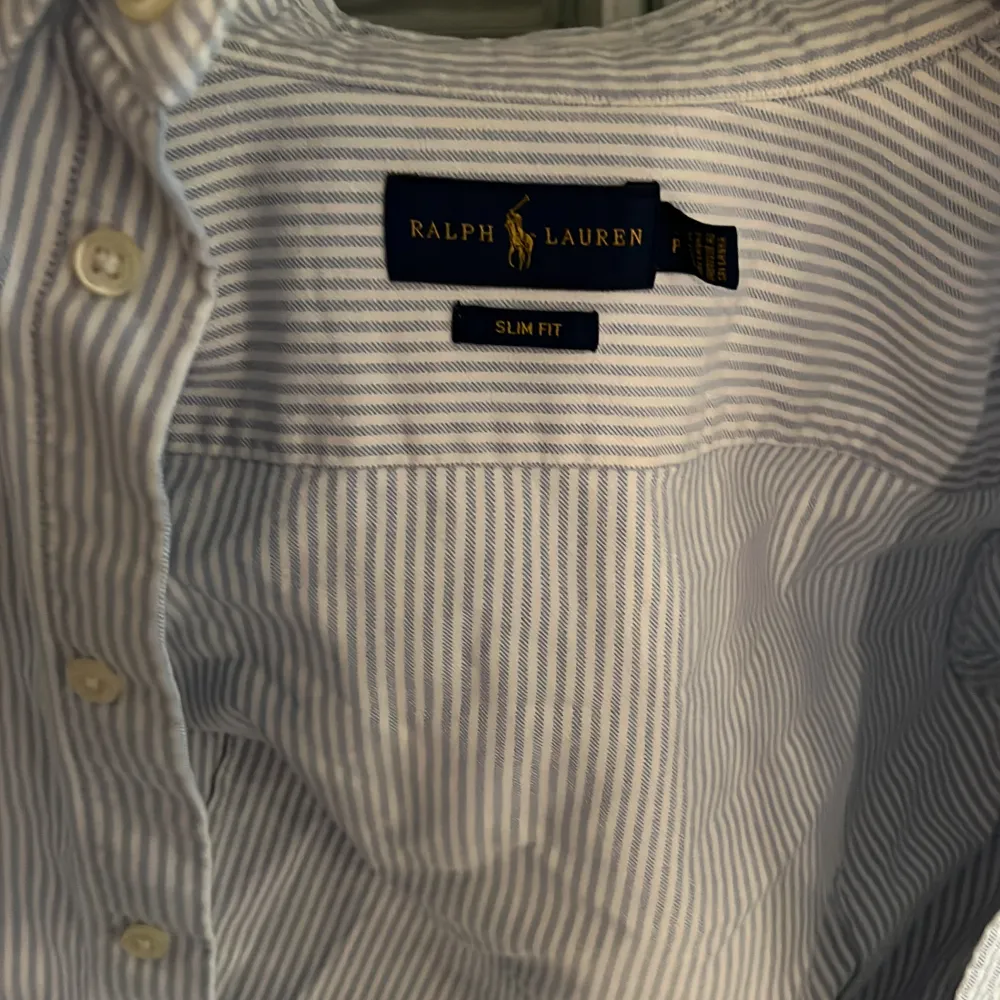 Säljer nu denna schyssta Ralph Lauren skjortan då den är för liten. Storleken är S (Slim fit) Skick: 9/10. Skjortor.
