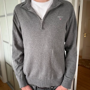 Gant half-zip - Schysst half-zip från Gant i färgen grå. 7/10 skick, lite urtvättad. Passar storleken Xs-S