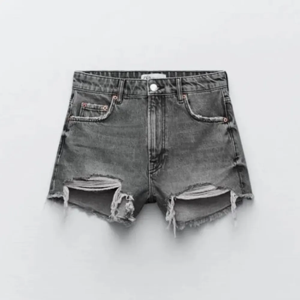 Shorts från zara i storlek 34☺️ använda men i bra skick. S. Shorts.