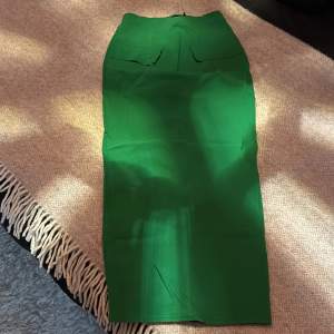 Midaxi Grön tight kjol från Boohoo i fint skick