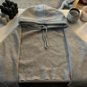 Kroppad hoodie - Väl använd, men inga skavanker. 