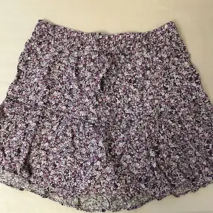 Säljer min gulliga kjol från zara som har inbyggda shorts under, bra skick. 💓